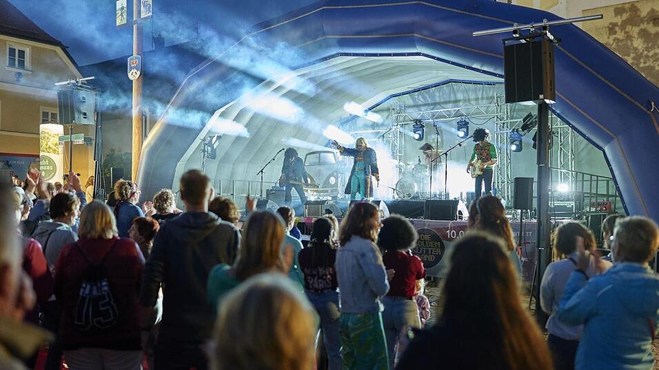 Auf der Bühne sorgte die Golden Glitter Band beim Open-Air in Bodenmais für Stimmung.