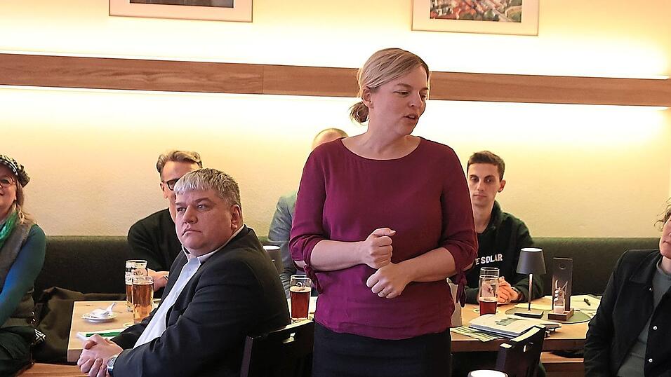 Katharina Schulze (Grüne) tauschte sich mit Regensburger Energieunternehmen aus. Es sei wichtig, dass Politik und Wirtschaft miteinander sprechen. 'Denn hier mit Ihnen sitzt die Praxis.'