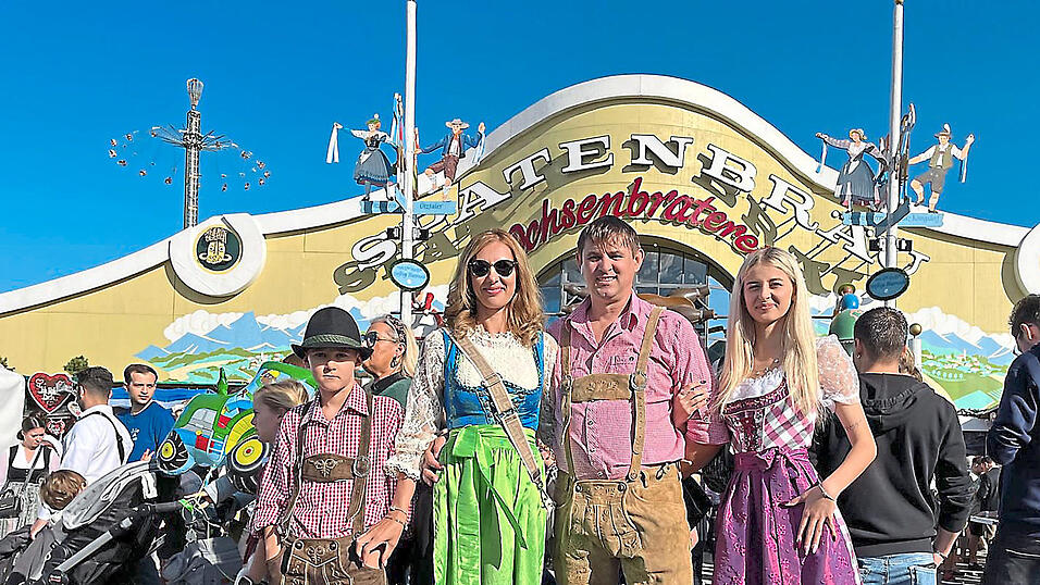 Auf die Wiesn wollten sie unbedingt in Tracht gehen (v.l.): Die Ukrainer Daniil, Halyna, Mykhailo und Dania Ustynovska stehen vor der Ochsenbraterei auf der Theresienwiese. Auf die Wiesn wollten sie unbedingt in Tracht gehen (v.l.): Die Ukrainer Daniil, Halyna, Mykhailo und Dania Ustynovska stehen vor der Ochsenbraterei auf der Theresienwiese.