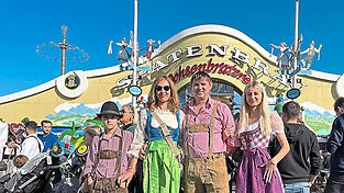 Auf die Wiesn wollten sie unbedingt in Tracht gehen (v.l.): Die Ukrainer Daniil, Halyna, Mykhailo und Dania Ustynovska stehen vor der Ochsenbraterei auf der Theresienwiese.