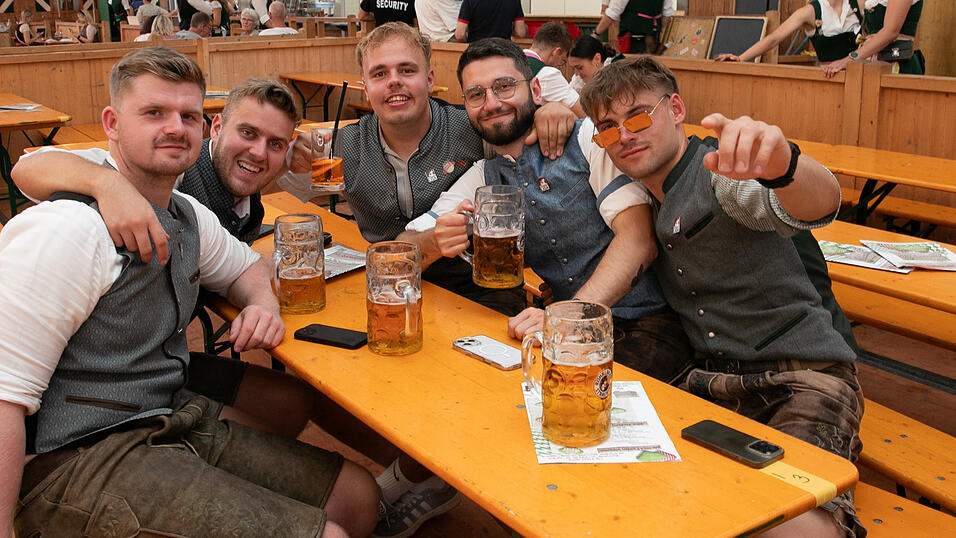 Die Partybilder vom Sonntag, 10. August, aus dem Festzelt Weckmann. Die Partybilder vom Sonntag, 10. August, aus dem Festzelt Weckmann.