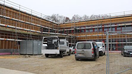 Blick von au&szlig;en auf das neue Geb&auml;ude: Der Bau der Kita samt Frischk&uuml;che kommt gut voran. Gestartet werden soll mit dem Betrieb im September.
