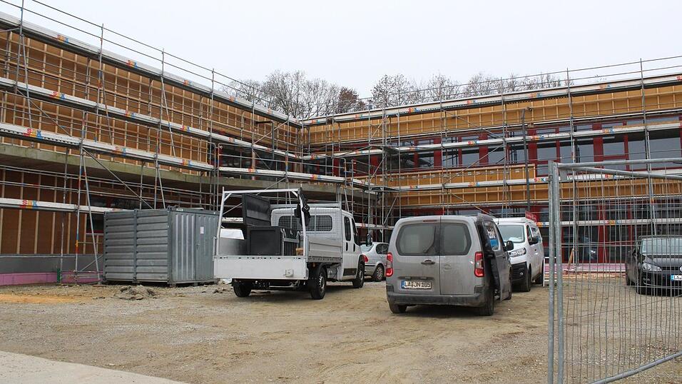 Blick von außen auf das neue Gebäude: Der Bau der Kita samt Frischküche kommt gut voran. Gestartet werden soll mit dem Betrieb im September. Blick von außen auf das neue Gebäude: Der Bau der Kita samt Frischküche kommt gut voran. Gestartet werden soll mit dem Betrieb im September.