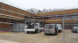 Blick von außen auf das neue Gebäude: Der Bau der Kita samt Frischküche kommt gut voran. Gestartet werden soll mit dem Betrieb im September. Blick von außen auf das neue Gebäude: Der Bau der Kita samt Frischküche kommt gut voran. Gestartet werden soll mit dem Betrieb im September.