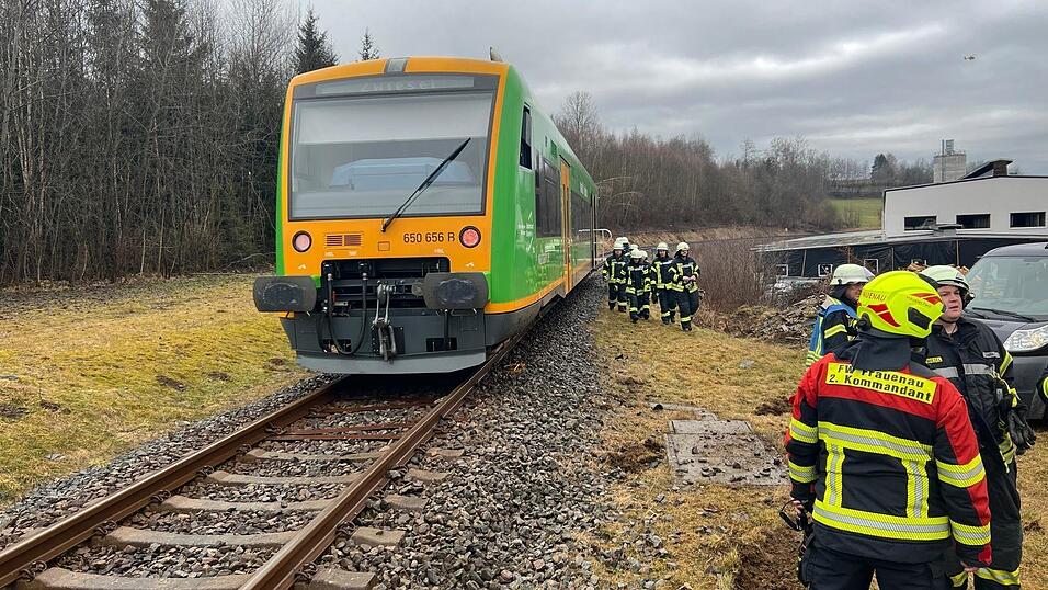 An einem Bahnübergang bei Zwiesel sind am Montag ein Auto und ein Zug zusammengestoßen. An einem Bahnübergang bei Zwiesel sind am Montag ein Auto und ein Zug zusammengestoßen.