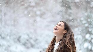 Bewusst im Hier und Jetzt sein: Das ist eine Möglichkeit, um der negativen Gedankenspirale zu entkommen. Bewusst im Hier und Jetzt sein: Das ist eine Möglichkeit, um der negativen Gedankenspirale zu entkommen.