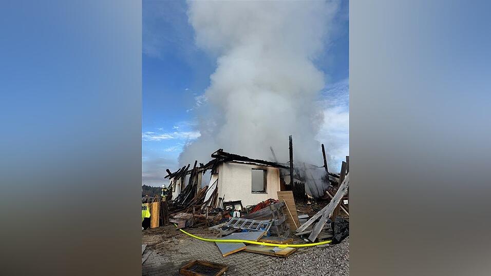 Das Feuer ist im Dachstuhl der Schreinerei ausgebrochen.