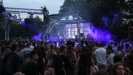 Auf der Hardtechno-B&uuml;hne gab es erstmals eine Videowand. Darauf waren Livebilder von DJ und Publikum zu sehen.