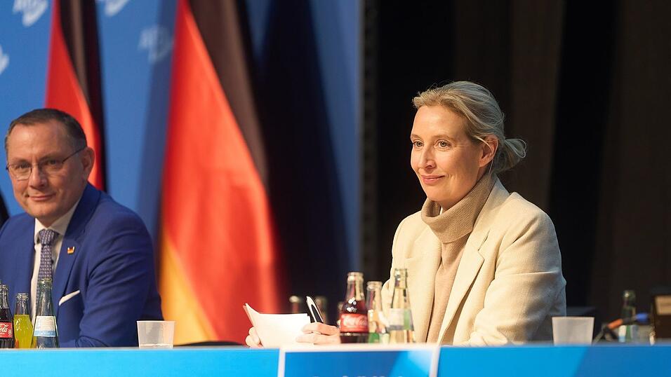 Auch die AfD-Bundesvorsitzenden Weidel und Chrupalla trafen mit Versp&auml;tung ein.