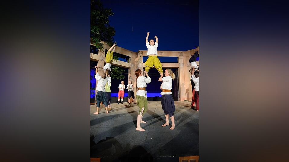 In der Pause hatte die Showtanzgruppe 'Flip Flops' Zeit, ihr ganzes Können zu präsentieren. (Fotos: Ulli Scharrer) In der Pause hatte die Showtanzgruppe 'Flip Flops' Zeit, ihr ganzes Können zu präsentieren. (Fotos: Ulli Scharrer)