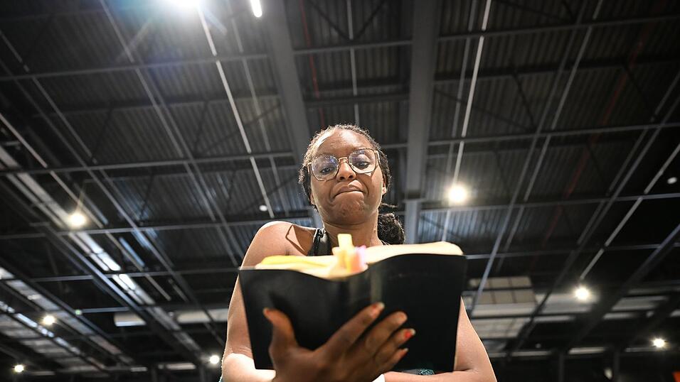 Das Lesen in der Bibel hilft der gl&auml;ubigen Christin, mit der schwierigen Lage umzugehen.