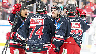 Mit dem 5:3-Heimsieg gegen die Bietigheim Steelers hat der EV Landshut ordentlich Grund zum Jubeln. Denn mit den drei Punkten haben die Niederbayern Platz drei erst einmal gefestigt. Mit dem 5:3-Heimsieg gegen die Bietigheim Steelers hat der EV Landshut ordentlich Grund zum Jubeln. Denn mit den drei Punkten haben die Niederbayern Platz drei erst einmal gefestigt.
