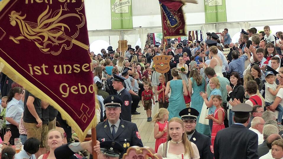 Nach dem Festzug sorgte die Fahnenparade gleich wieder f&uuml;r Stimmung im Festzelt.