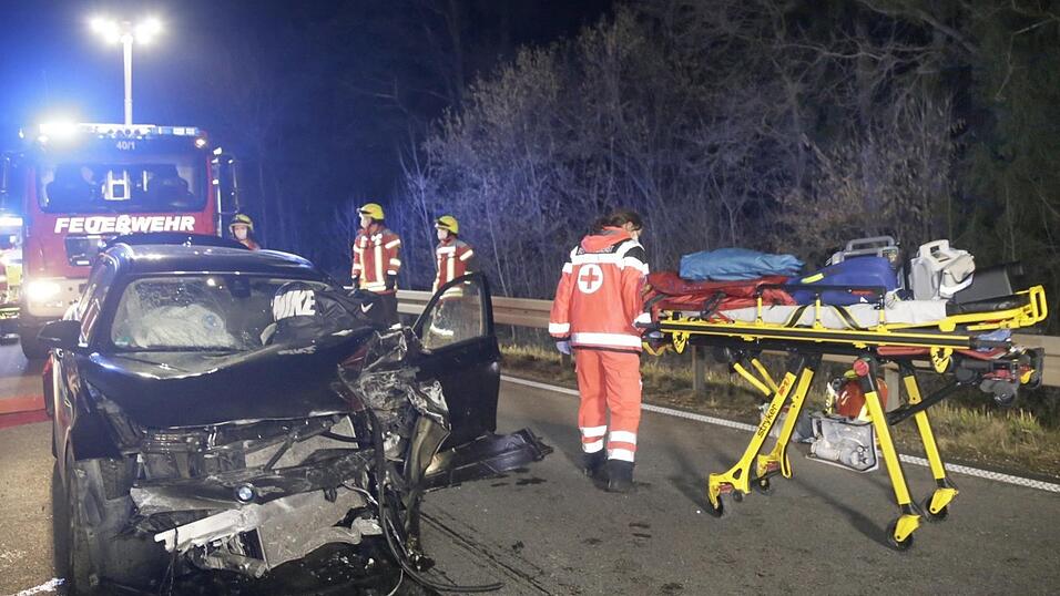 Bei dem Unfall bei Egglkofen wurden mehrere Personen schwer verletzt. Bei dem Unfall bei Egglkofen wurden mehrere Personen schwer verletzt.