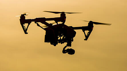 Ein Quadrocopter mit Kamera. Drohnen wie diese d&uuml;rfen nicht &uuml;ber kritischer Infrastruktur fliegen.