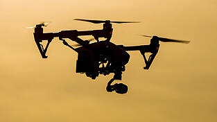 Ein Quadrocopter mit Kamera. Drohnen wie diese d&uuml;rfen nicht &uuml;ber kritischer Infrastruktur fliegen.