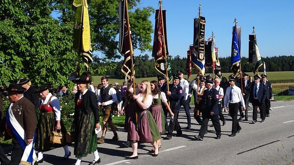 Ein langer Kirchenzug mit Fahnenabordnungen aus allen vier Pfarreien, den Vertretern der Pfarrgemeinde und zahlreichen Gläubigen zog zum Pfarrgarten. Ein langer Kirchenzug mit Fahnenabordnungen aus allen vier Pfarreien, den Vertretern der Pfarrgemeinde und zahlreichen Gläubigen zog zum Pfarrgarten.