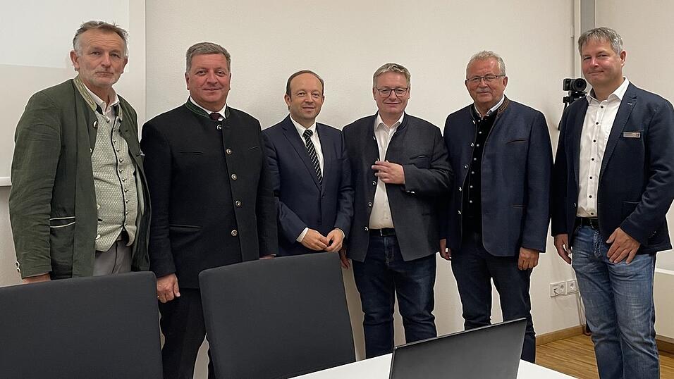 Die Polit-Prominenz aus dem Landkreis Straubing-Bogen wartet auf das Ergebnis (v.l.): MdL Hans Ritt, Bauminister Christian Bernreiter, Straßkirchens Bürgermeister Christian Hirtreiter, MdL Josef Zellmeier, Landrat Josef Laumer (alle CSU) und Irlbachs Bürgermeister Armin Soller (NIWG). Die Polit-Prominenz aus dem Landkreis Straubing-Bogen wartet auf das Ergebnis (v.l.): MdL Hans Ritt, Bauminister Christian Bernreiter, Straßkirchens Bürgermeister Christian Hirtreiter, MdL Josef Zellmeier, Landrat Josef Laumer (alle CSU) und Irlbachs Bürgermeister Armin Soller (NIWG).