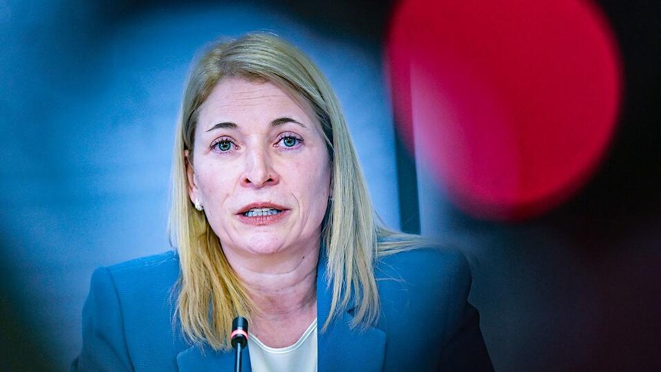 Bahnchefin Evelyn Palla nimmt im Landtag kein Blatt vor den Mund: Das Schienennetz ist auch in Bayern so marode, dass die Sanierung zehn Jahre dauern wird. Bahnchefin Evelyn Palla nimmt im Landtag kein Blatt vor den Mund: Das Schienennetz ist auch in Bayern so marode, dass die Sanierung zehn Jahre dauern wird.