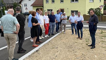 B&uuml;rgermeister Martin Stoiber erl&auml;utert dem Bauausschuss die Pl&auml;ne f&uuml;r den Dorfplatz in Katzberg.