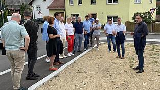 B&uuml;rgermeister Martin Stoiber erl&auml;utert dem Bauausschuss die Pl&auml;ne f&uuml;r den Dorfplatz in Katzberg.