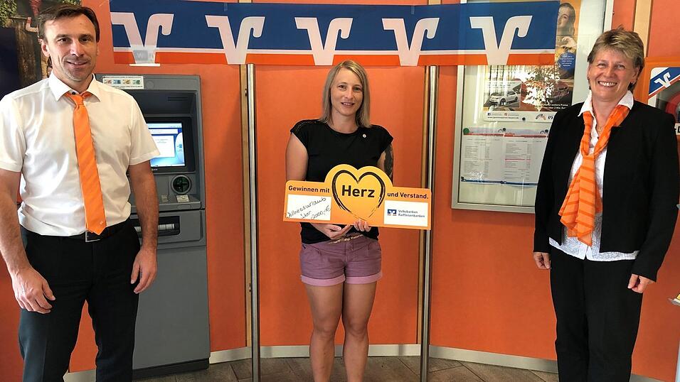 Die gl&uuml;ckliche Gewinnerin Jennifer Aschenbrenner mit Ludwig Koholka und Brigitte Pritzl.