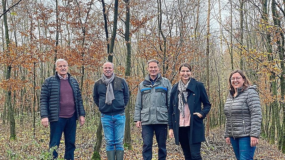Vor 20 Jahren wurde dieser Wald bei Pattendorf gepflanzt. Für Hans Weinzierl (v.l.), Wolfgang Rieger, Christian Kleiner, Marlene Alkofer-Gruber und Anja Voit eine Entscheidung mit Weitblick. Vor 20 Jahren wurde dieser Wald bei Pattendorf gepflanzt. Für Hans Weinzierl (v.l.), Wolfgang Rieger, Christian Kleiner, Marlene Alkofer-Gruber und Anja Voit eine Entscheidung mit Weitblick.