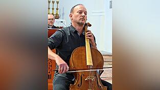 Felix Gußmann und sein Barockcello.