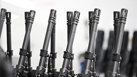 Stahl an Stahl: Die L&auml;ufe von Sturmgewehren in der Produktion von Heckler & Koch.