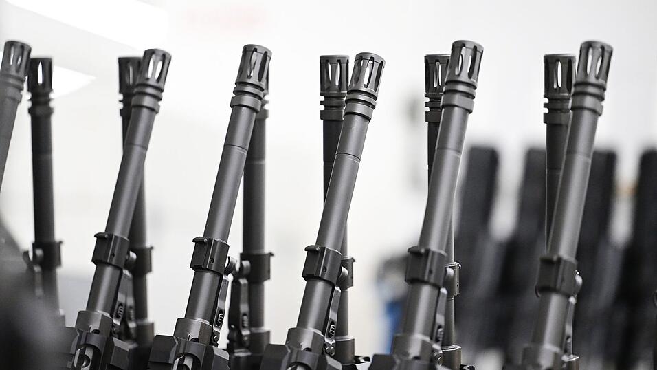 Stahl an Stahl: Die Läufe von Sturmgewehren in der Produktion von Heckler & Koch. Stahl an Stahl: Die Läufe von Sturmgewehren in der Produktion von Heckler & Koch.