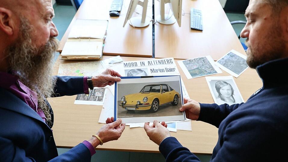 In solch einem Auto - das Bild ist KI-generiert - soll der Täter laut Zeugenaussagen mit Marion Baier vor der Tat gestritten haben. Gehalten wird es von Patrick Merten (r), Leiter des Cold Case „Marion Baier“ und Michael Dietsch, Leiter der Kripo Fürth. In solch einem Auto - das Bild ist KI-generiert - soll der Täter laut Zeugenaussagen mit Marion Baier vor der Tat gestritten haben. Gehalten wird es von Patrick Merten (r), Leiter des Cold Case „Marion Baier“ und Michael Dietsch, Leiter der Kripo Fürth.