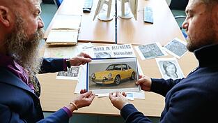 In solch einem Auto - das Bild ist KI-generiert - soll der Täter laut Zeugenaussagen mit Marion Baier vor der Tat gestritten haben. Gehalten wird es von Patrick Merten (r), Leiter des Cold Case „Marion Baier“ und Michael Dietsch, Leiter der Kripo Fürth. In solch einem Auto - das Bild ist KI-generiert - soll der Täter laut Zeugenaussagen mit Marion Baier vor der Tat gestritten haben. Gehalten wird es von Patrick Merten (r), Leiter des Cold Case „Marion Baier“ und Michael Dietsch, Leiter der Kripo Fürth.