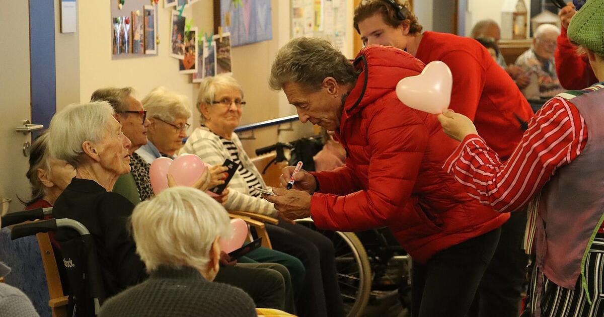 Peter Maffay (77) in Straubing: Rockstar surprises seniors in St. Nikola