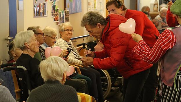 Rosa-Herzballons und Fan-Momente: Der Musiker verteilte bereitwilig Autogrammkarten an die Senioren.