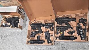 Weil den Waffen die Kennzeichnung fehlt, versto&szlig;en sie gegen das Waffengesetz. Das hat Konsequenzen f&uuml;r die Besitzer.