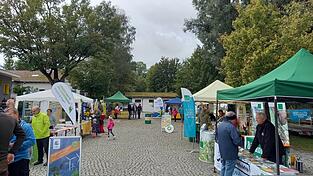 Der 'Markt der M&ouml;glichkeiten' am Stra&szlig;kirchner Kirchplatz wurde als Informationsb&ouml;rse, aber auch f&uuml;r den Austausch genutzt. In angeregten Gespr&auml;chsrunden konnten Inhalte vertieft werden.