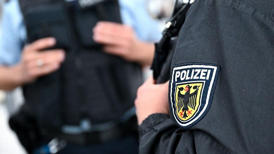 Die Bundespolizei ermittelt nach einem Vorfall in einem Regionalexpress wegen Amtsanmaßung. (Symbolbild) Die Bundespolizei ermittelt nach einem Vorfall in einem Regionalexpress wegen Amtsanmaßung. (Symbolbild)