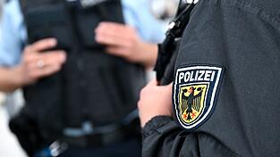 Die Bundespolizei ermittelt nach einem Vorfall in einem Regionalexpress wegen Amtsanma&szlig;ung. (Symbolbild)