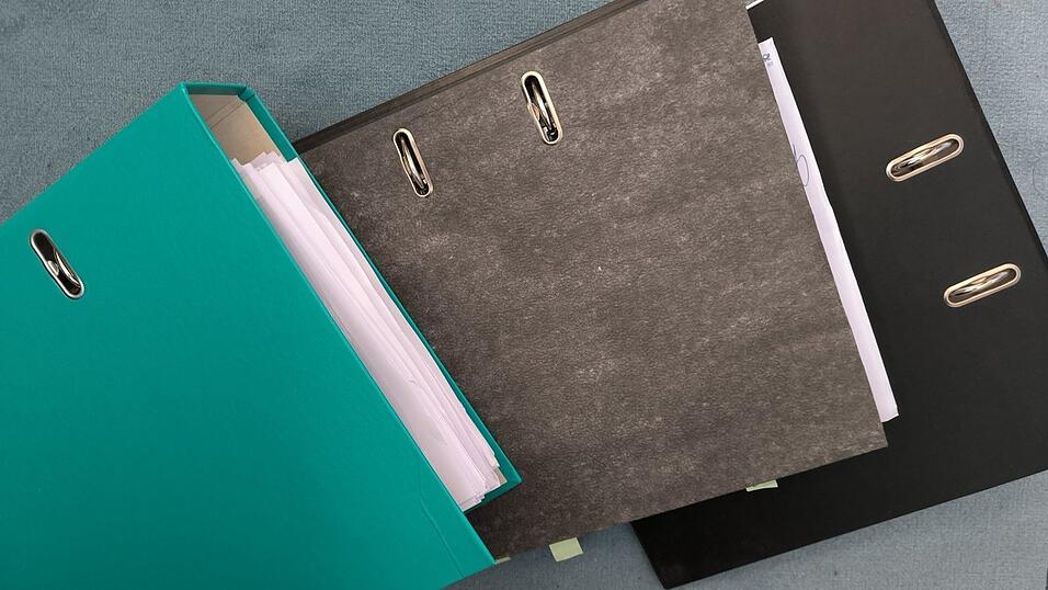 Wenn die Ordner schon nicht mehr auf den Tisch passen und stattdessen auf dem Boden Platz finden m&uuml;ssen, sollte man sich vielleicht Gedanken machen...