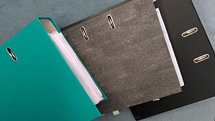 Wenn die Ordner schon nicht mehr auf den Tisch passen und stattdessen auf dem Boden Platz finden m&uuml;ssen, sollte man sich vielleicht Gedanken machen...