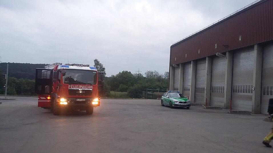 Feuerwehreinsatz am Dienstagabend in Regensburg. Dort ist es in der M&uuml;llumladestation Haslbach zu einem Brand gekommen.