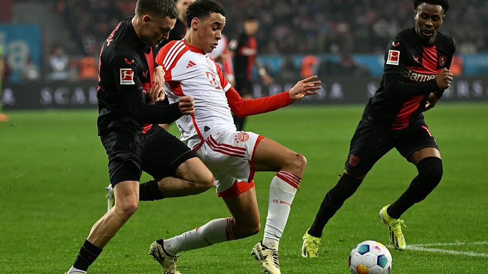Vereint im Nationalteam, Gegner in der Champions League: Leverkusens Florian Wirtz (l) und Bayerns Jamal Musiala im Kampf um den Ball.