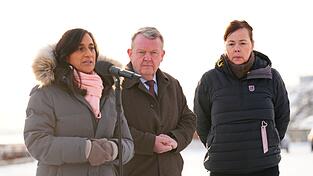 D&auml;nemarks Au&szlig;enminister Lars L&oslash;kke Rasmussen, hier mit seinen Amtskolleginnen aus Kanada (l) und Gr&ouml;nland (r), glaubt an eine Einigung mit den USA.