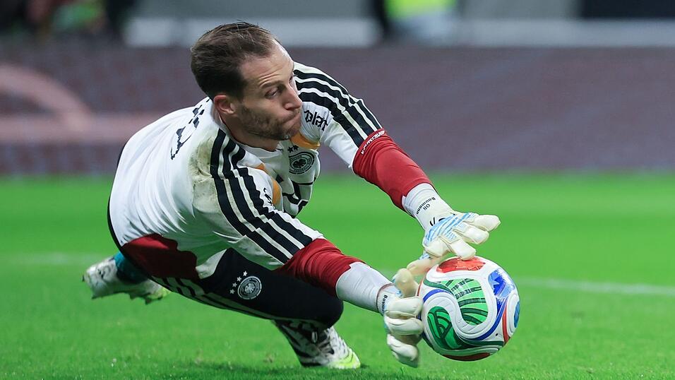 Oliver Baumann pariert beim Aufw&auml;rmtraining einen Ball. (Archivbild)