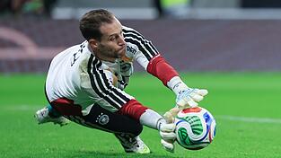 Oliver Baumann pariert beim Aufw&auml;rmtraining einen Ball. (Archivbild)