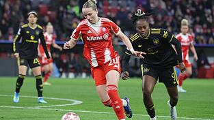 Verteidigerin mit Offensivdrang: Bayern-Spielerin Franziska Kett (l). (Archivbild) Verteidigerin mit Offensivdrang: Bayern-Spielerin Franziska Kett (l). (Archivbild)