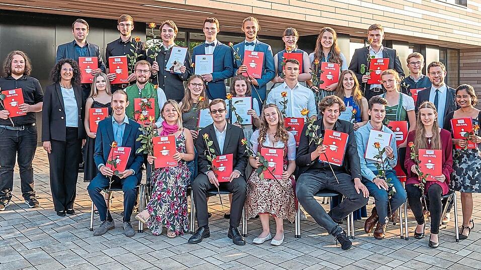 Die Absolventen der Berufsfachschule für Musik mit der Schulleitung und Ehrengästen. Die Absolventen der Berufsfachschule für Musik mit der Schulleitung und Ehrengästen.