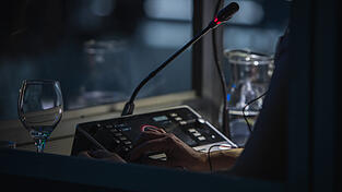 Vor dem Mikro hinter Glasscheiben in einer Kabine: So stellt man sich einen Dolmetscher vor. Vor dem Mikro hinter Glasscheiben in einer Kabine: So stellt man sich einen Dolmetscher vor.