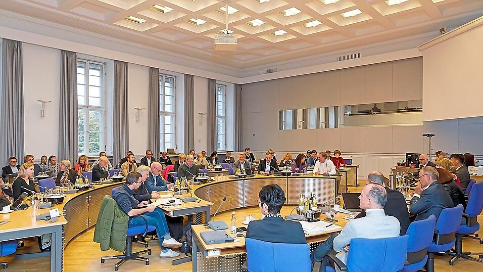 Es muss bei den Ausgaben im städtischen Haushalt gespart werden, darüber war sich der Stadtrat bei der letzten Sitzung in diesem Jahr einig. Es muss bei den Ausgaben im städtischen Haushalt gespart werden, darüber war sich der Stadtrat bei der letzten Sitzung in diesem Jahr einig.