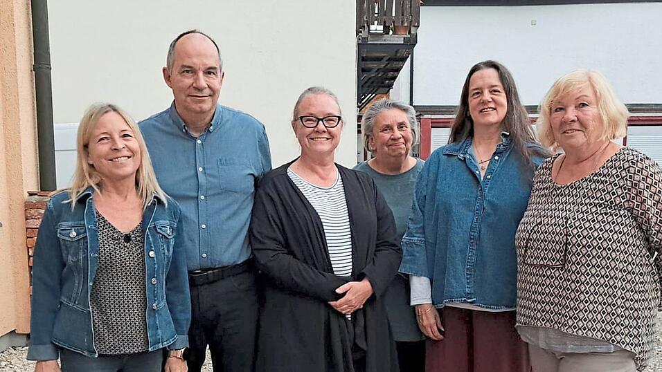 Gewählt wurden für die nächsten vier Jahre (v.l.): Susanne Langer (Schriftführerin), Holger Leopold (Beisitzer), Bärbel Oberhagemann (Beisitzerin), Angelika Horner (zweite Vorsitzende), Jutta Basting (Kassiererin) und Silvia Dietrich (Vorsitzende). Gewählt wurden für die nächsten vier Jahre (v.l.): Susanne Langer (Schriftführerin), Holger Leopold (Beisitzer), Bärbel Oberhagemann (Beisitzerin), Angelika Horner (zweite Vorsitzende), Jutta Basting (Kassiererin) und Silvia Dietrich (Vorsitzende).